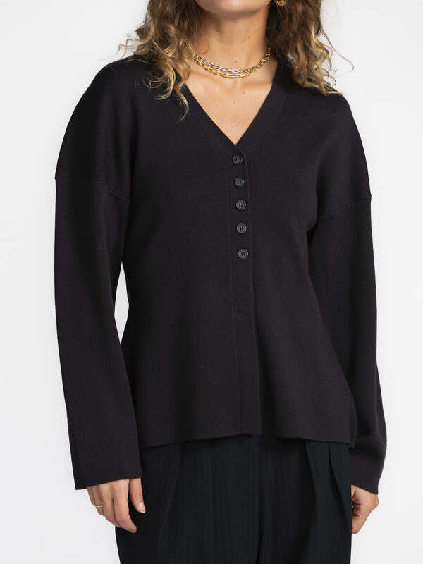 MBYM Knitted Cardigan Soni Ard 2. The uniqueness of this cardigan lies in its shape: a pronounced v-neckline and a series...