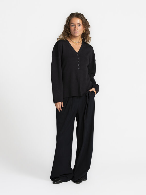 MBYM Knitted Cardigan Soni Ard 3. The uniqueness of this cardigan lies in its shape: a pronounced v-neckline and a series...