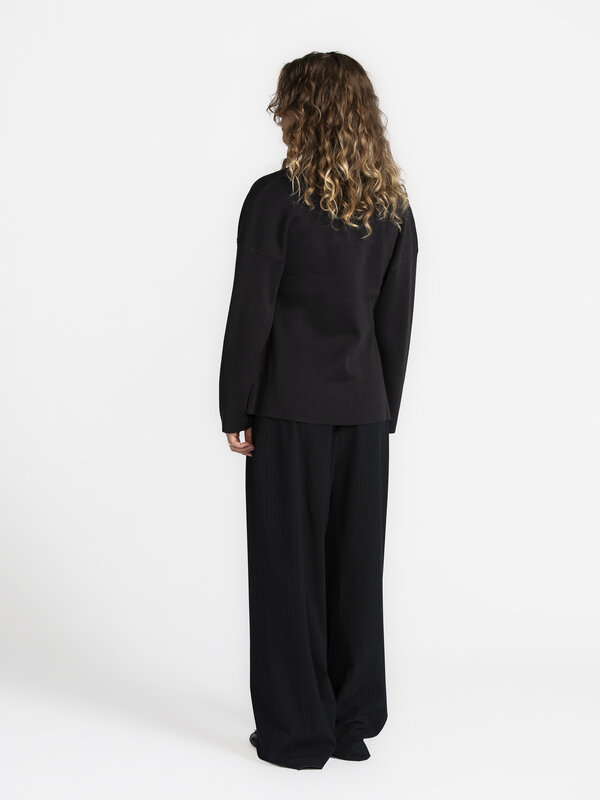MBYM Knitted Cardigan Soni Ard 4. The uniqueness of this cardigan lies in its shape: a pronounced v-neckline and a series...
