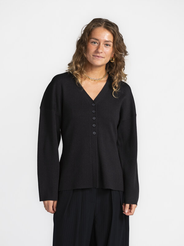 MBYM Knitted Cardigan Soni Ard 5. The uniqueness of this cardigan lies in its shape: a pronounced v-neckline and a series...