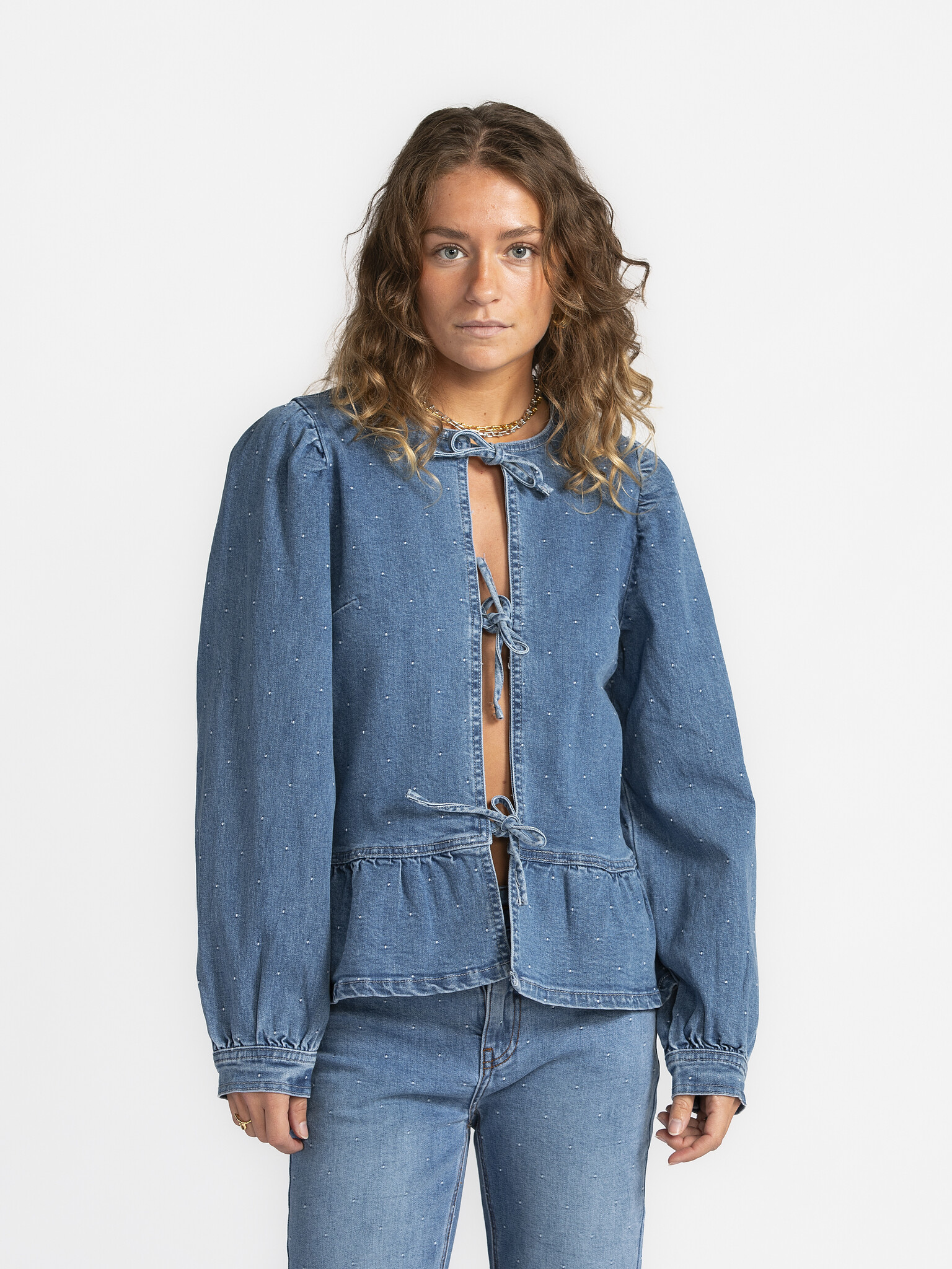 Sofie Schnoor Blouse en jean Halia 1. Vous n'êtes pas fan de la blouse en jean classique? Cette variante avec des détails...