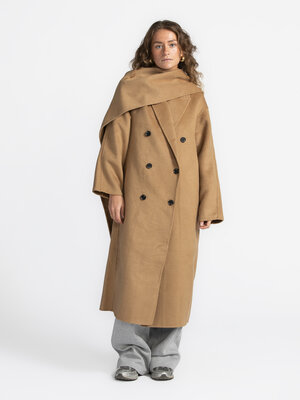Manteau Carter. Voici votre nouveau favori! Ce manteau en laine de couleur camel vous accompagnera tout au long des mois ...