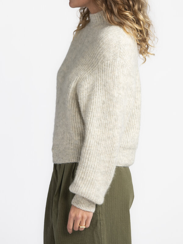 American Vintage Pull col montant East 3. Ode au basique pas si basique que ça: le parfait pull-over beige. Le fil tricot...