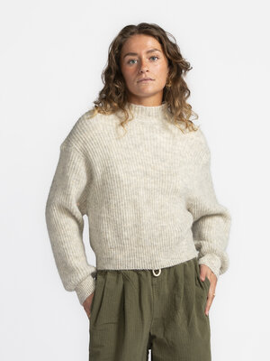 Trui East. Ode aan de not-so-basic basic: de perfecte beige trui. Het gebreide garen is een genot om te dragen en houdt j...