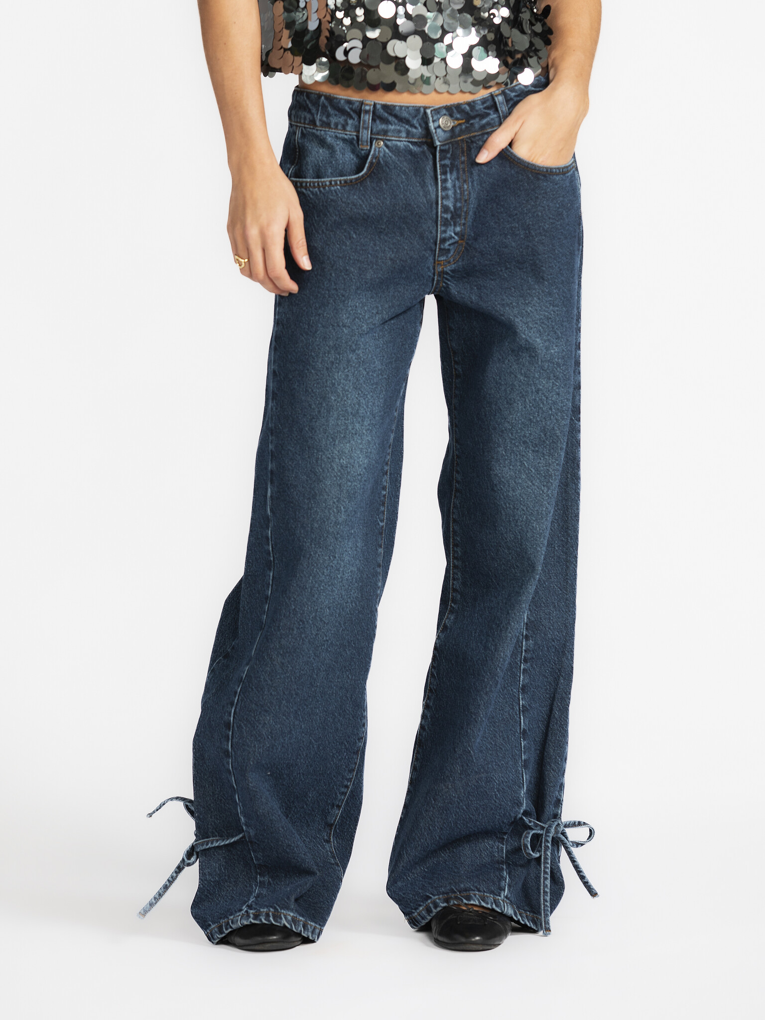 MBYM Jean à nœud Katha 2. All tied up in denim! Ce jean taille moyenne avec des jambes larges et un nœud au bas de la jam...