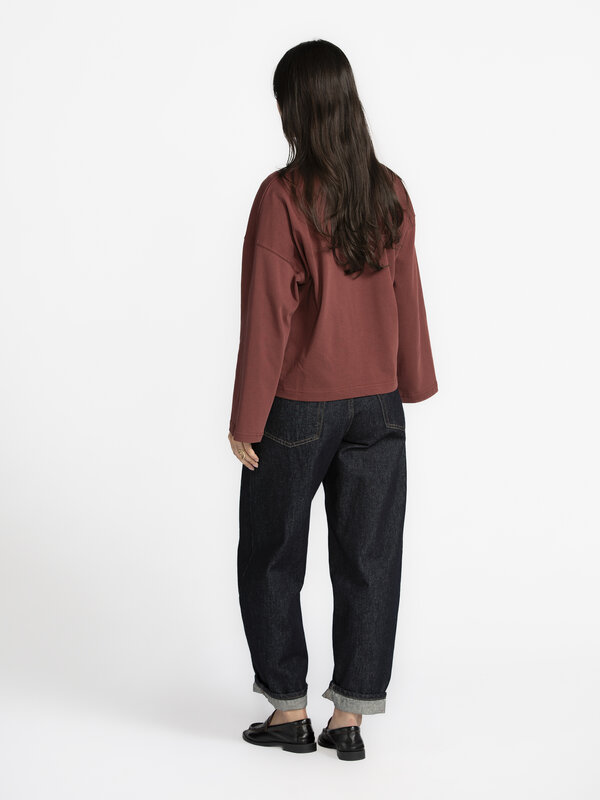 Les Soeurs Longsleeve Shirt Aline 5. Bye, boring basics! This wide-sleeved longsleeve in a lush burgundy hue will breathe...