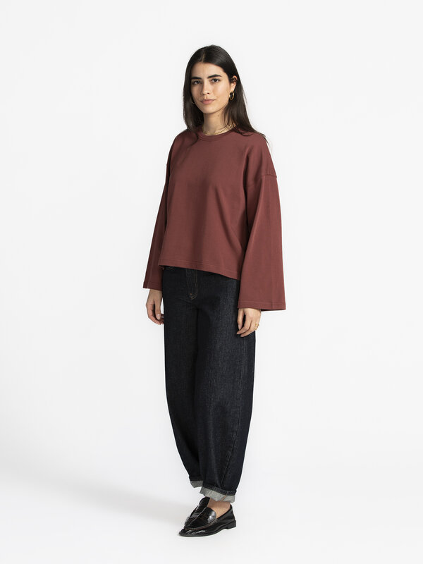 Les Soeurs Longsleeve Shirt Aline 4. Bye, boring basics! This wide-sleeved longsleeve in a lush burgundy hue will breathe...
