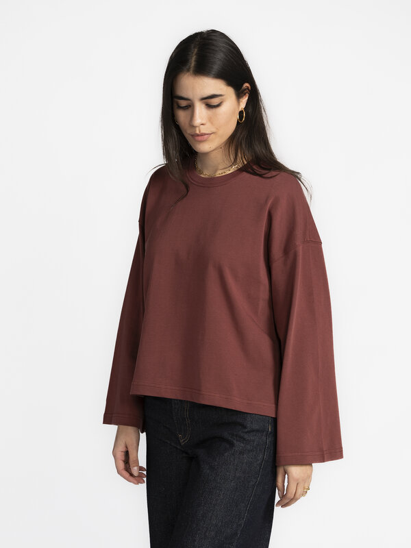 Les Soeurs Longsleeve Shirt Aline 3. Bye, boring basics! This wide-sleeved longsleeve in a lush burgundy hue will breathe...