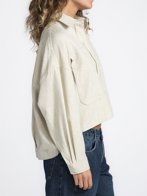 MBYM Blouse Courte Kaella Morenna 3. Du lin pour l'hiver! Cette blouse de couleur sable est le renouveau dont votre garde...