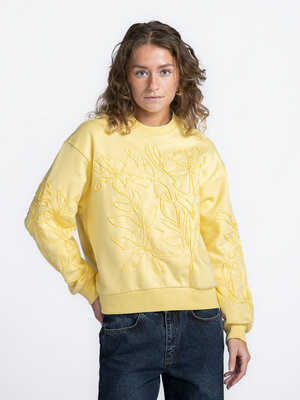 Sweat Remey Tarrant. Besoin d'un peu de gaieté dans votre garde-robe? Ce pull jaune tendre aux fleurs brodées a juste ce ...