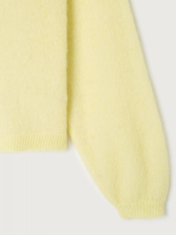 American Vintage Gebreide Sweater Nenybay 6. Nog fris buiten, maar toch zin in zon? Deze pastelgele alpaca knit brengt de...