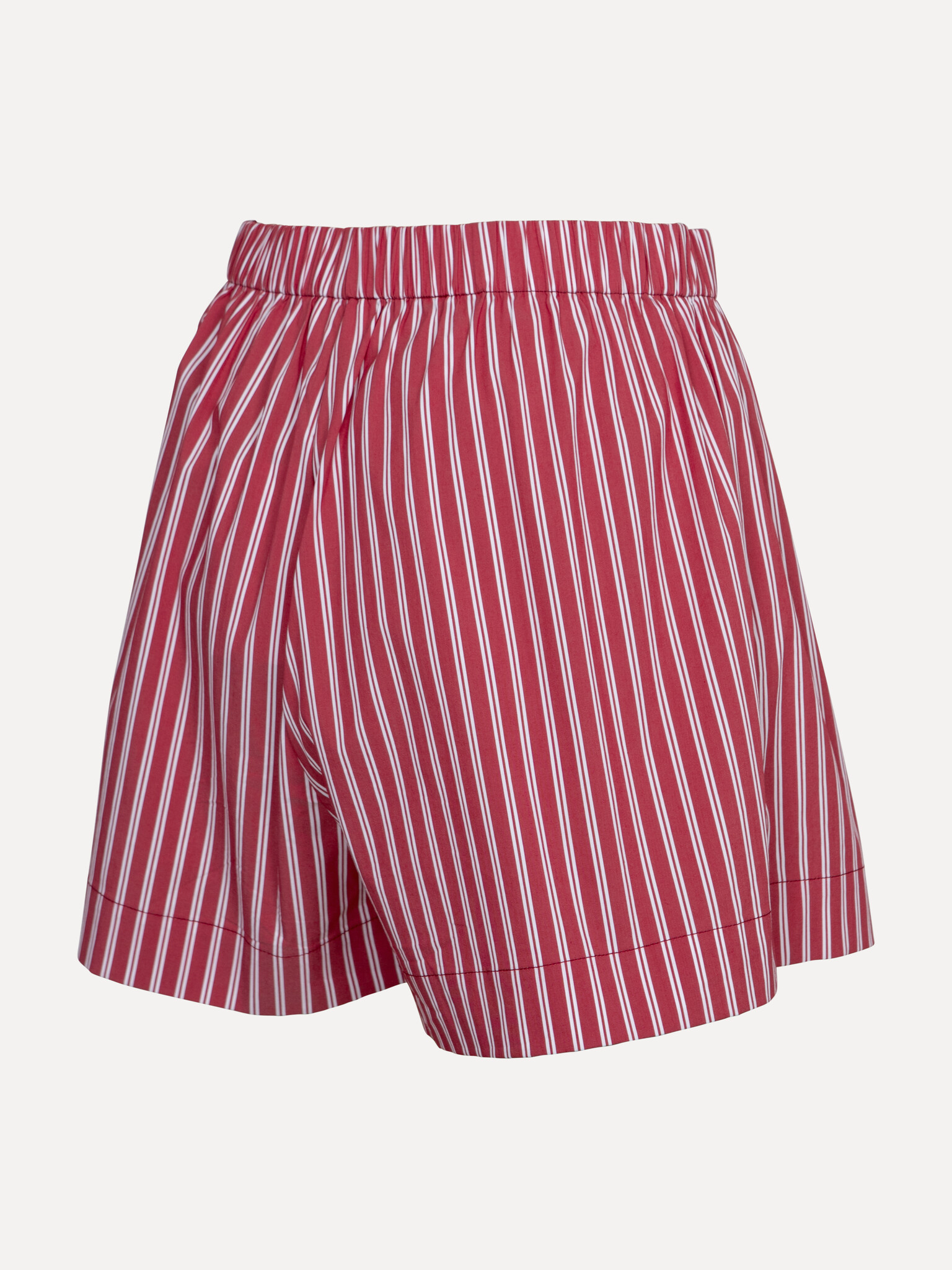 Les Soeurs Gestreepte short Lucy 4. Deze comfy short met rode streepjesprint is dé manier om warme dagen te trotseren. Da...