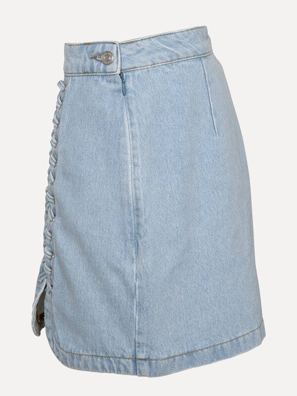 Les Soeurs Jupe denim Cate 6. Le jean basique vous ennuie? Cette minijupe à lacets sur les côtés est ludique et audacieus...