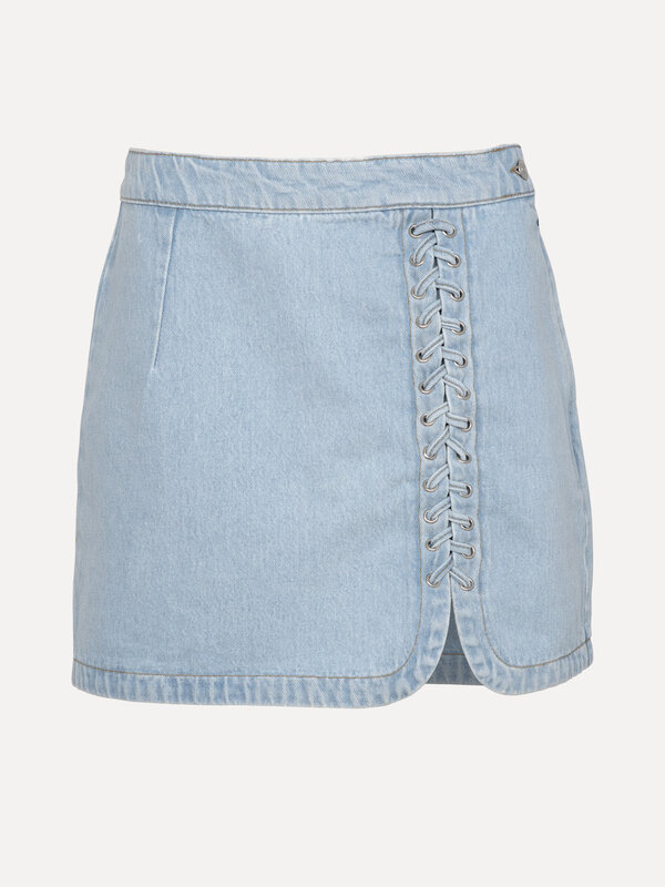 Les Soeurs Jupe denim Cate 2. Le jean basique vous ennuie? Cette minijupe à lacets sur les côtés est ludique et audacieus...