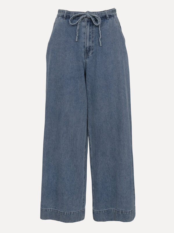 Les Soeurs Jeans met strik Maya 2. Easy breezy! Deze relaxte jeansbroek met strikdetail aan de taille zit niet alleen als...