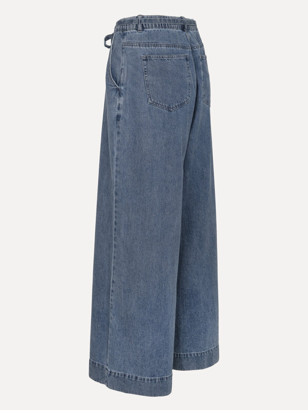 Les Soeurs Jeans met strik Maya 7. Easy breezy! Deze relaxte jeansbroek met strikdetail aan de taille zit niet alleen als...