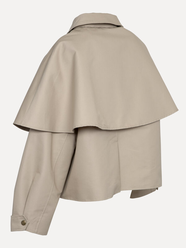 Les Soeurs Jas met cape Jessica 6. Zin in iets nieuws zonder je geliefde trenchcoat te verruilen? Dit model met cape bren...