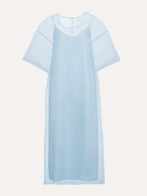 Robe Samuel. Comme enveloppée d'une brise, cette robe en organza est si légère. La couche transparente laisse émerger vot...