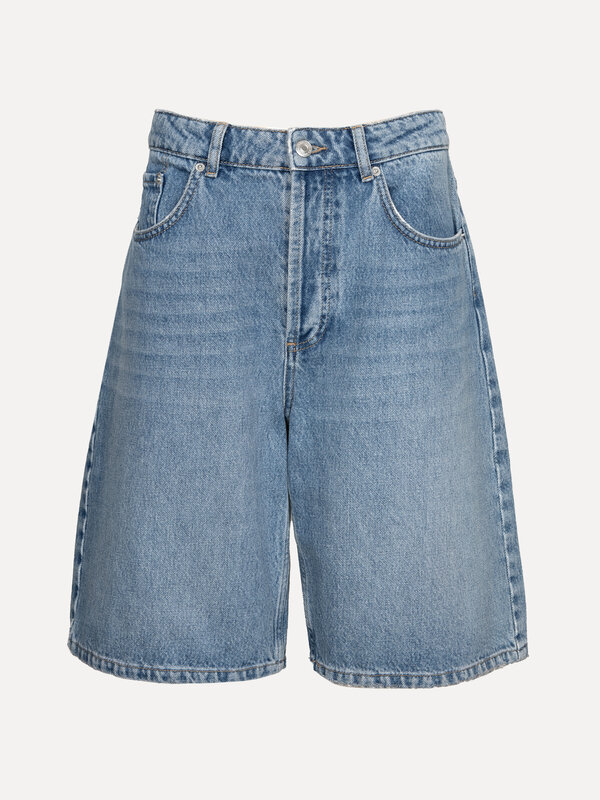 Les Soeurs Short bermuda en denim Robert 2. Retour aux années 90! Ce bermuda en denim vous permettra d'affronter les jour...