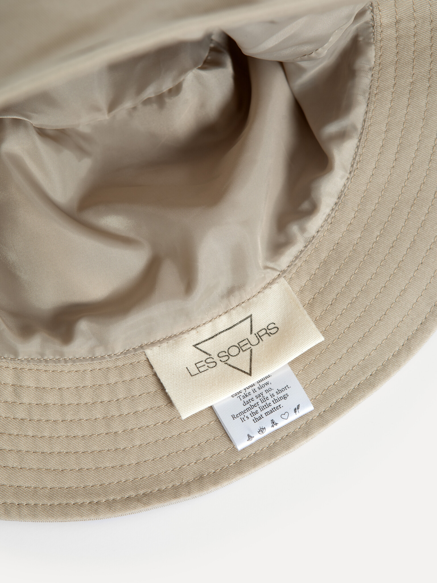 Les Soeurs Trench Bucket Hat Ashley 3. Nog geen bucket hat in je kast? Deze trenchversie mixt casual en chic in één handi...