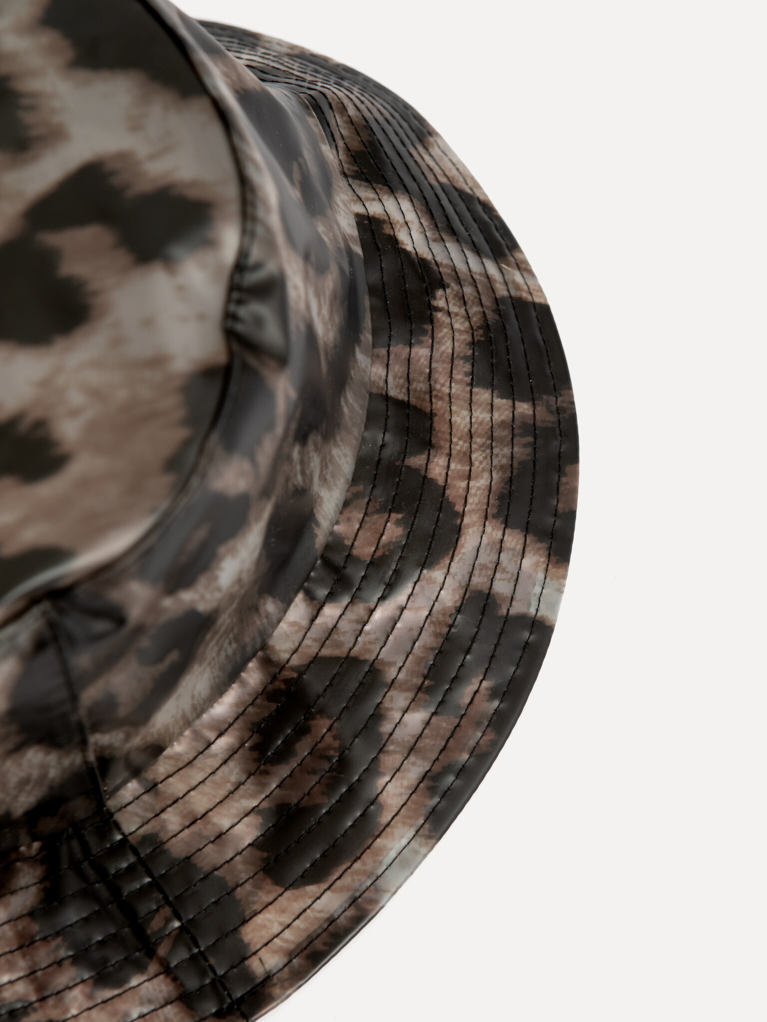 Les Soeurs Bucket Hat Mary-Kate 4. Spot on! Deze bucket hat met luipaardprint beschermt je tegen zowel zon als regen, en ...