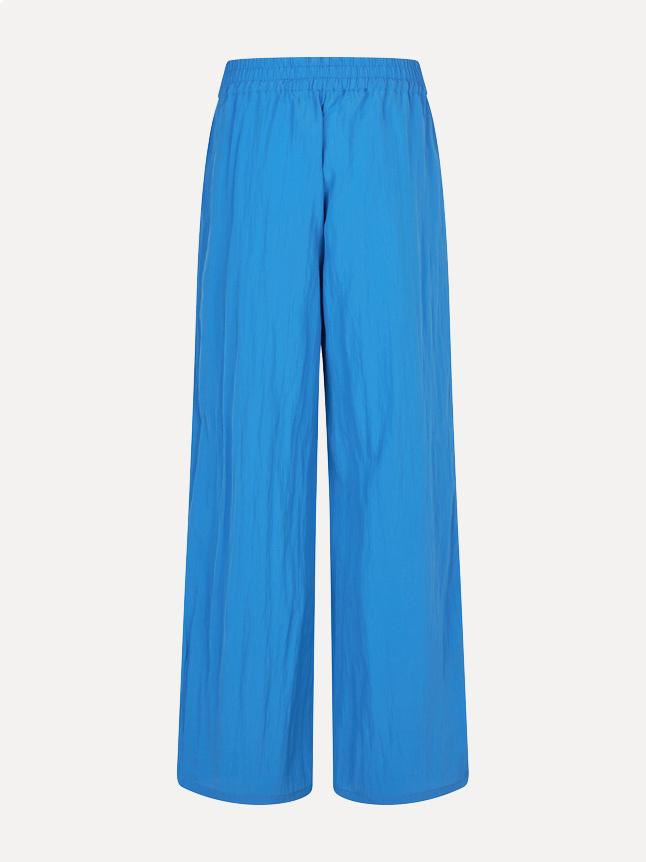 MBYM Pantalon Emmana Ramey 6. Feeling blue in the best way! Ce pantalon d'un bleu éclatant est l'accroche-regard de votre...