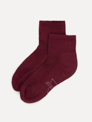 Sokken Ruby. Deze bordeauxrode sportsokken stralen klasse uit. Geen strepen, wél comfort en een middelhoge fit. Het zacht...