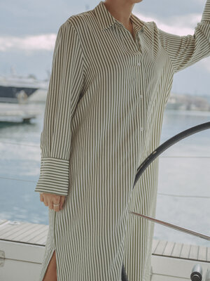 Jurk Zac. Zin in een look tussen casual en chic? Deze gestreepte maxi overhemdjurk is de perfecte middenweg. Luchtig geno...