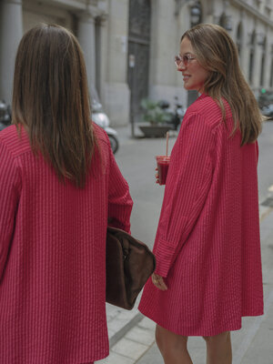 Robe Jake. Déjà en terrasse dans votre tête? Cette robe-chemise rose donne le ton. Le tissu fluide flatte le corps, les r...