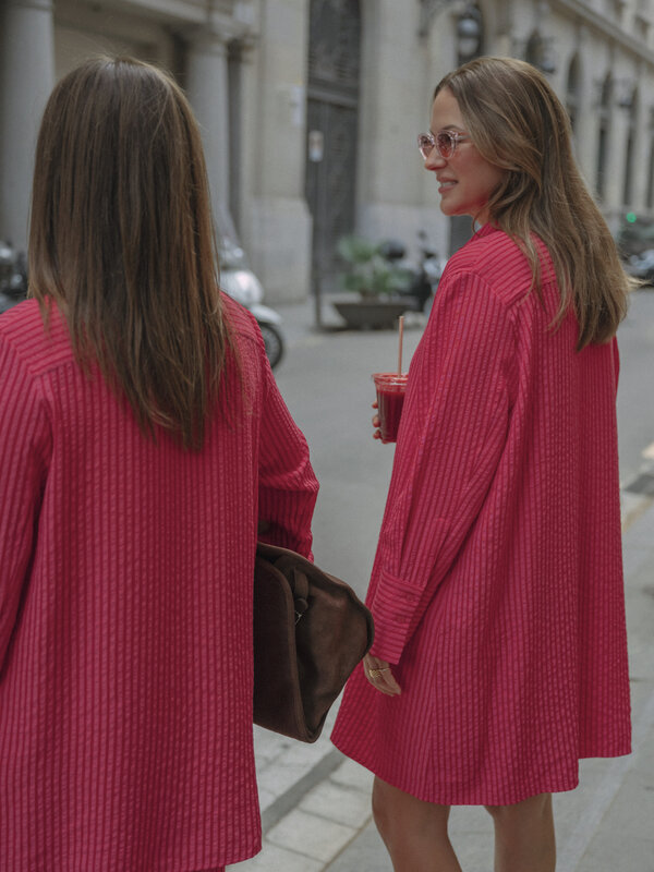Les Soeurs Robe rayée Jake 1. Déjà en terrasse dans votre tête? Cette robe-chemise rose donne le ton. Le tissu fluide fla...
