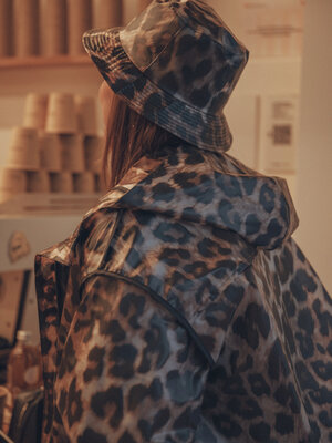 Bucket Hat Mary-Kate. Spot on! Deze bucket hat met luipaardprint beschermt je tegen zowel zon als regen, en dankzij het f...