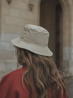 Bucket Hat Ashley. Nog geen bucket hat in je kast? Deze trenchversie mixt casual en chic in één handige topper. Zo houd j...