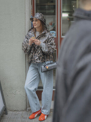 Imperméable Leighton. Who said rain can't be fun? Grâce à ce manteau léopard, vous braverez les gouttes sans problème. La...
