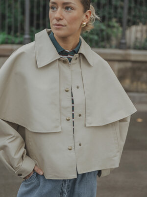 Jas Jessica. Zin in iets nieuws zonder je geliefde trenchcoat te verruilen? Dit model met cape brengt alles wat je gewend...