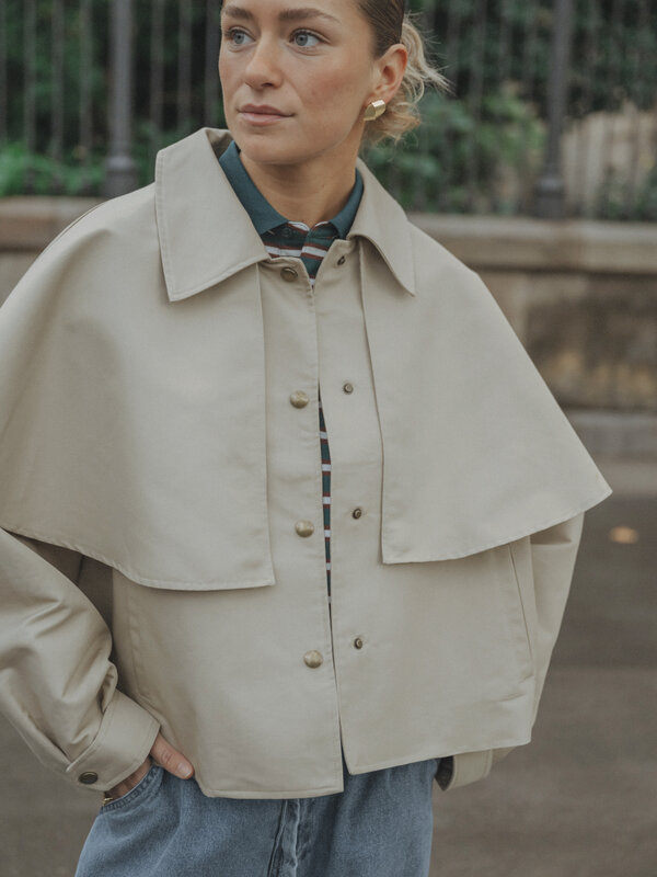 Les Soeurs Jas met cape Jessica 1. Zin in iets nieuws zonder je geliefde trenchcoat te verruilen? Dit model met cape bren...