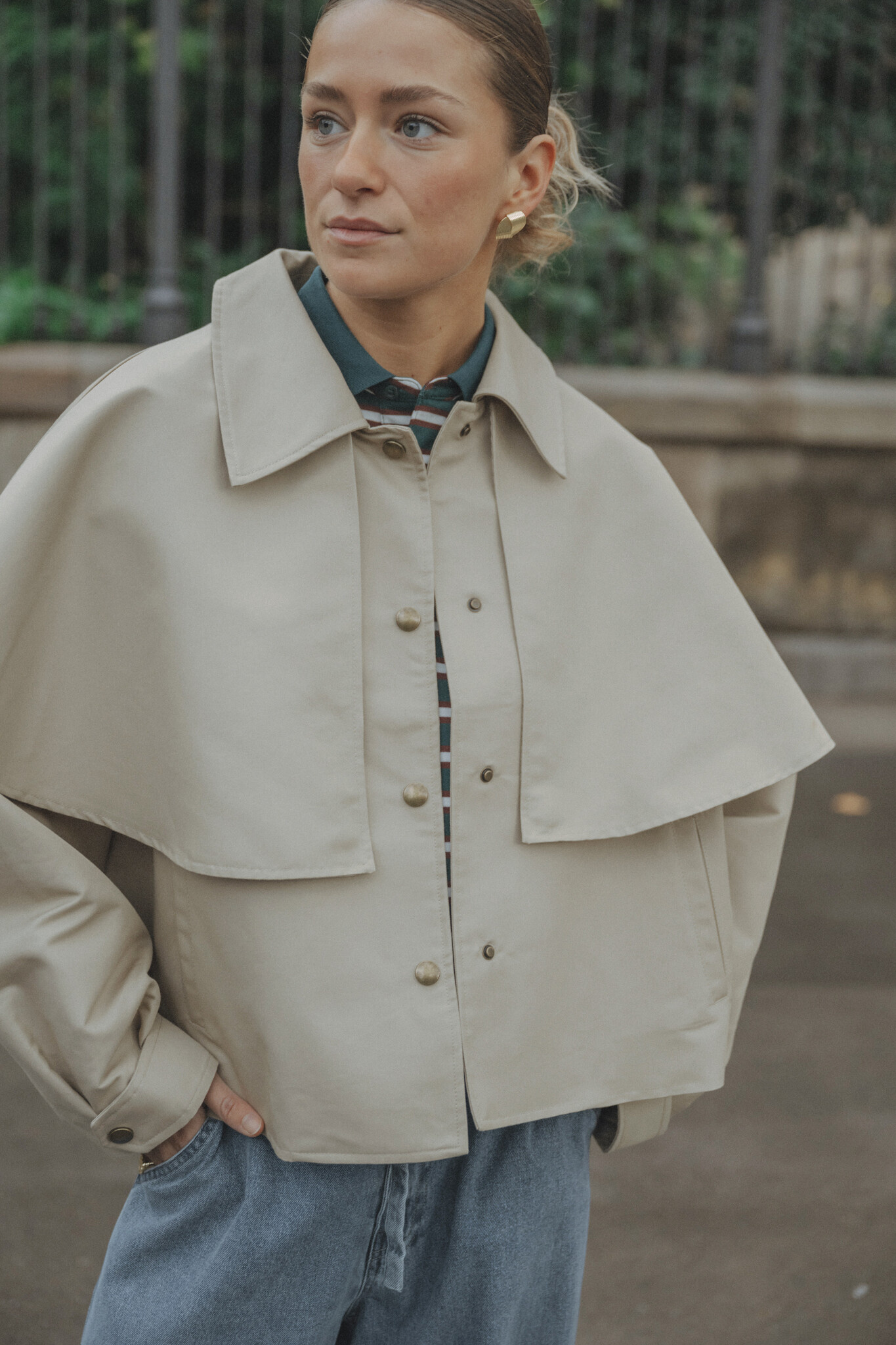 Les Soeurs Jas met cape Jessica 1. Zin in iets nieuws zonder je geliefde trenchcoat te verruilen? Dit model met cape bren...