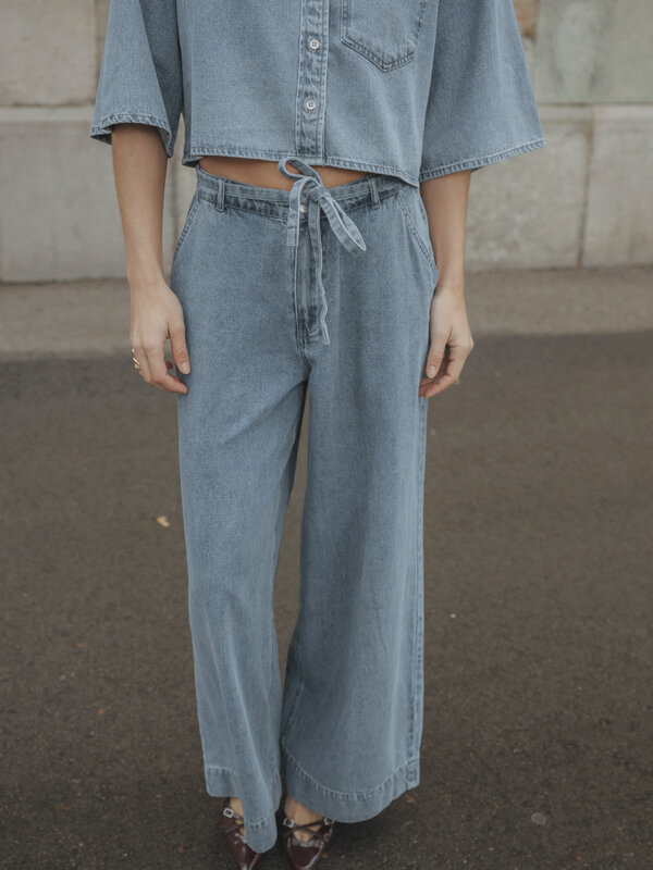 Les Soeurs Jeans met strik Maya 8. Easy breezy! Deze relaxte jeansbroek met strikdetail aan de taille zit niet alleen als...