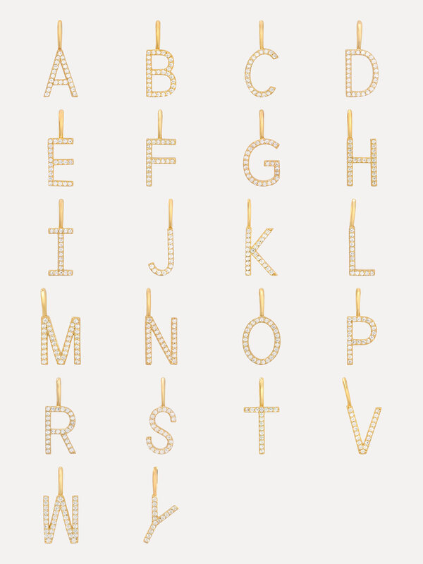 Les Soeurs Hangertje Initial Strass 3. Personaliseer je look met deze charm, een subtiel vergulde lettervorm in 14-karaat...