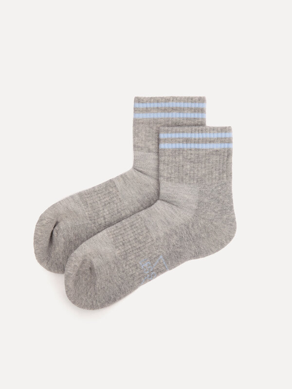 Les Soeurs Socks Ruby 1. Subtle details, maximum comfort! These light grey sports socks with a baby blue accent add just ...