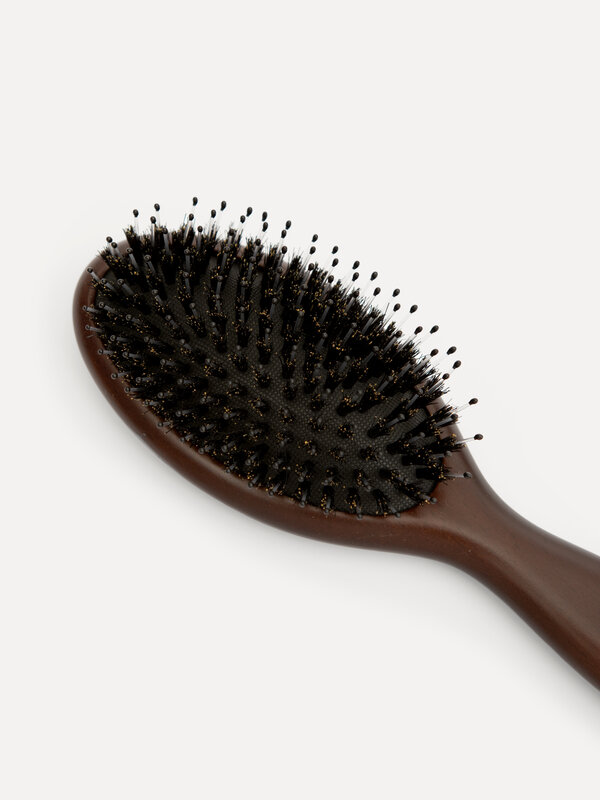 Les Soeurs Petite brosse à cheveux 2. Des cheveux parfaits, partout! Cette brosse en hêtre durable démêle sans électricit...