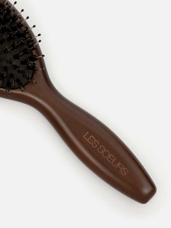 Les Soeurs Petite brosse à cheveux 3. Des cheveux parfaits, partout! Cette brosse en hêtre durable démêle sans électricit...