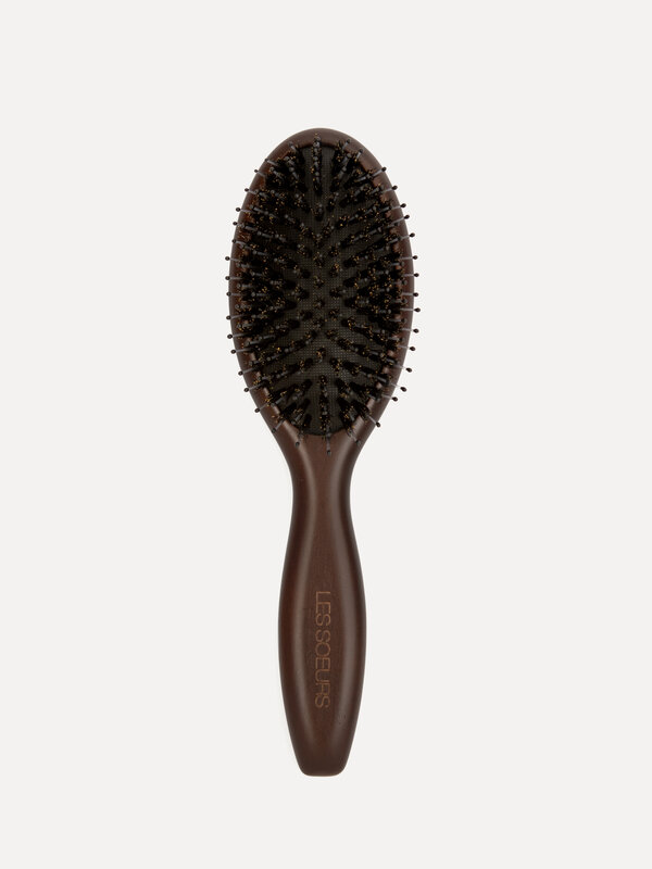 Les Soeurs Petite brosse à cheveux 1. Des cheveux parfaits, partout! Cette brosse en hêtre durable démêle sans électricit...