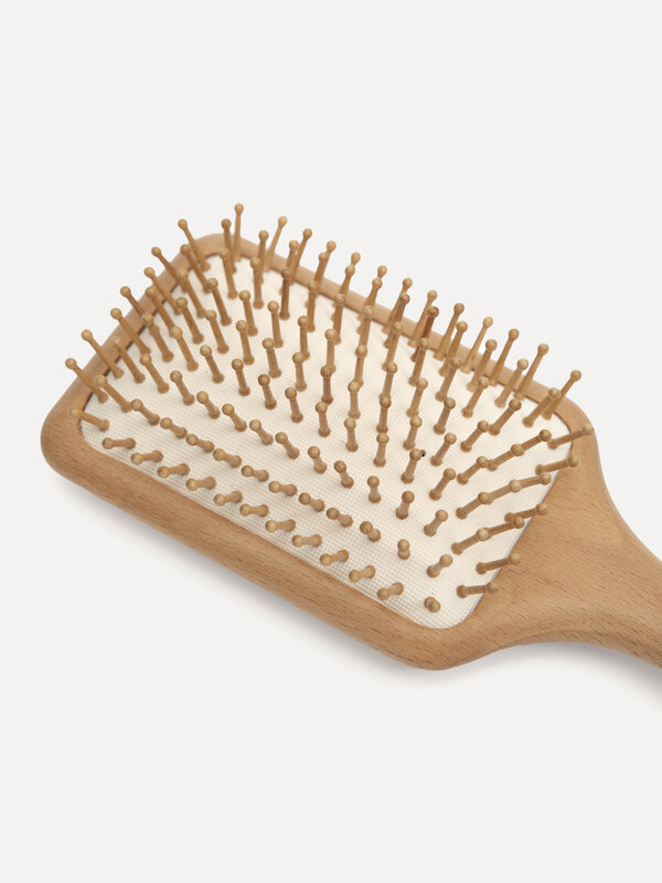 Les Soeurs Grote haarborstel 4. De droom van elke haircare lover! Deze paddle brush ontwart zonder statisch effect en maa...