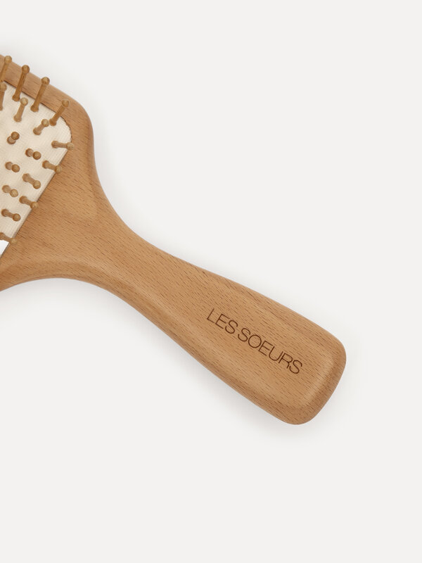 Les Soeurs Grote haarborstel 3. De droom van elke haircare lover! Deze paddle brush ontwart zonder statisch effect en maa...