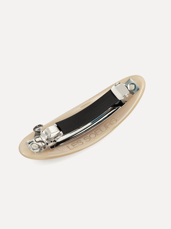 Les Soeurs Barrette à cheveux ovale résine 2. Classy in a snap! Cette barrette de couleur crème est la touche minimaliste...