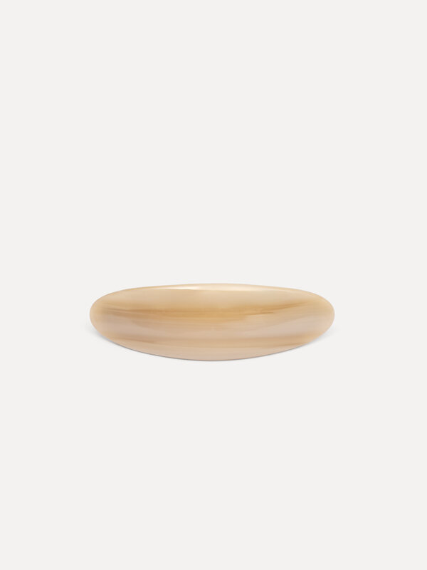 Les Soeurs Barrette à cheveux ovale résine 1. Classy in a snap! Cette barrette de couleur crème est la touche minimaliste...