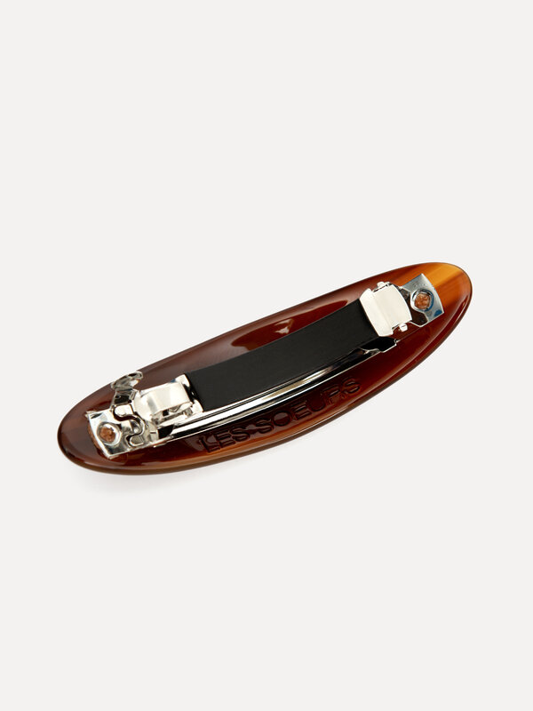 Les Soeurs Barrette à cheveux ovale résine 2. Pluie, vent ou paresse? Cette barrette dans une teinte brune chaleureuse ma...