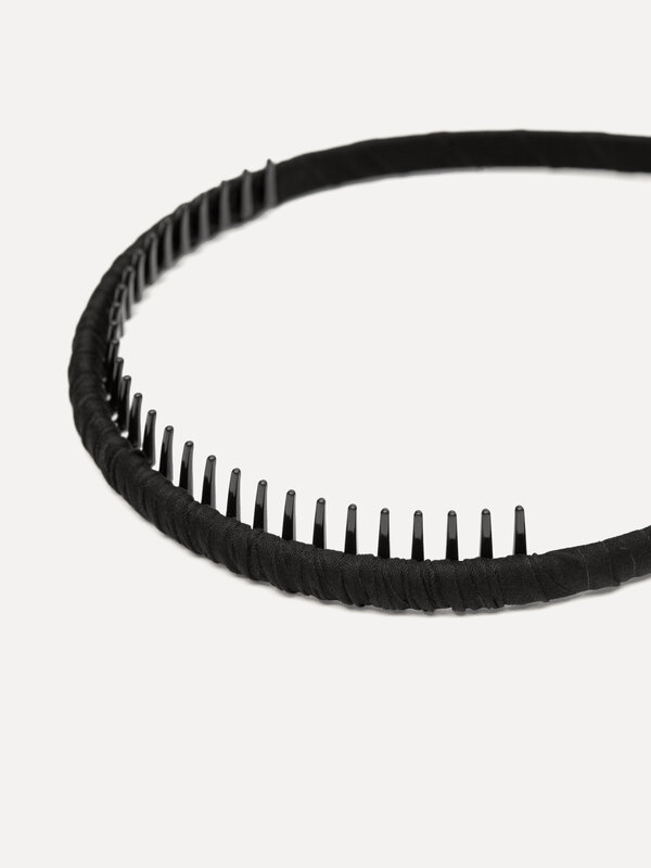Les Soeurs Stoffen Diadeem 2. Back to black! De meest veelzijdige haarband in je collectie wordt dit zwarte exemplaar. Do...