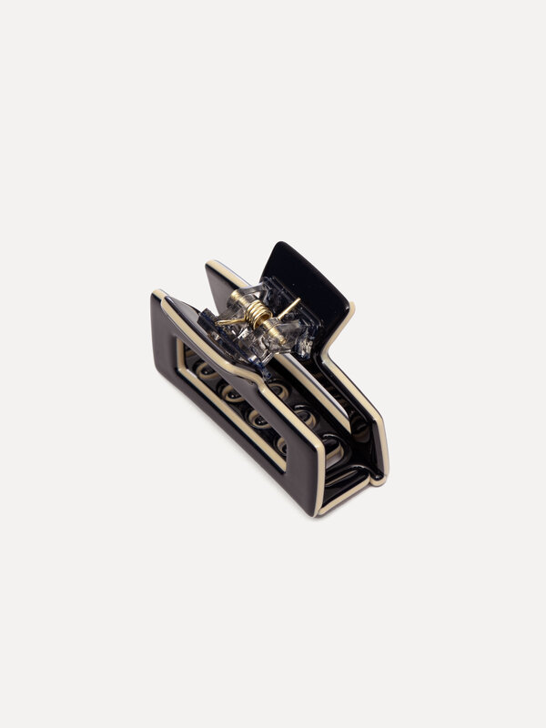 Les Soeurs Resin hair clip rectangle 2. From work to weekend, this hair clip is suitable for busy days when your look nee...