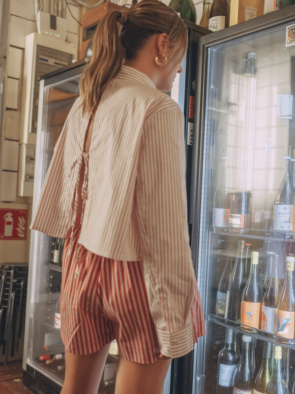 Les Soeurs Blouse à rayures Amy 3. In stripes we trust! Cette blouse courte à rayures rouges est ample et aérée, mais ell...